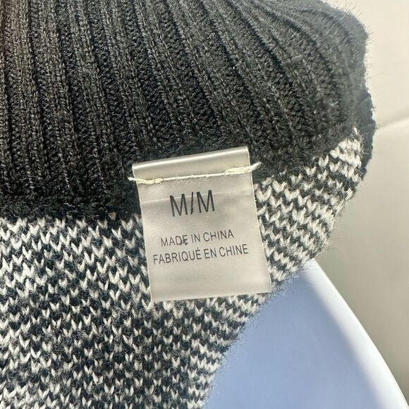 T Tahari  Black and White Houndstooth Sweater Size M - Picture 9 of 10